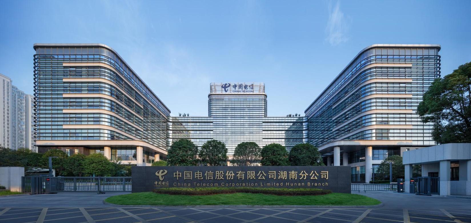 公司承建的湖南信息園（調(diào)度大樓、通信機(jī)房、地下室、附屬樓）工程榮獲兩項(xiàng)（土建、安裝）中國(guó)建設(shè)工程魯班獎(jiǎng)